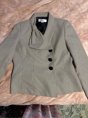 Le Suit Cream & Black Micro-Pattern Asymmetric Button Jacket